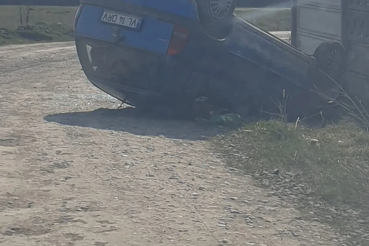 FOTO Maşină răsturnată, în municipiul Braşov!