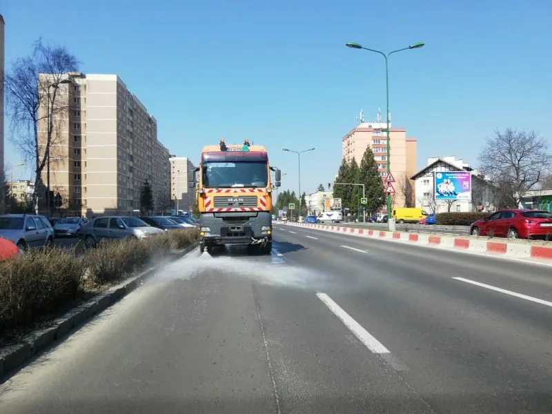 VIDEO+FOTO Din acest weekend, la Brașov se dezinfectează străzile și se curăță trotuarele