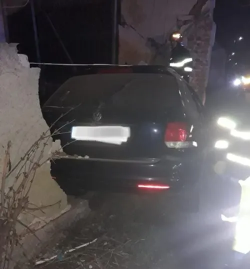 Mașină intrată într-o casă, pe DN1! Un tânăr a murit, iar alte două victime sunt în stare gravă!