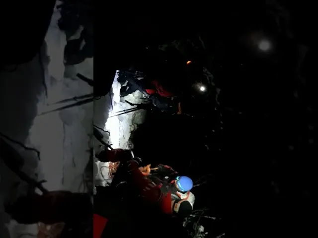 VIDEO Salvamontiștii din Brașov au găsit persoana dispărută, aseară, în Bucegi