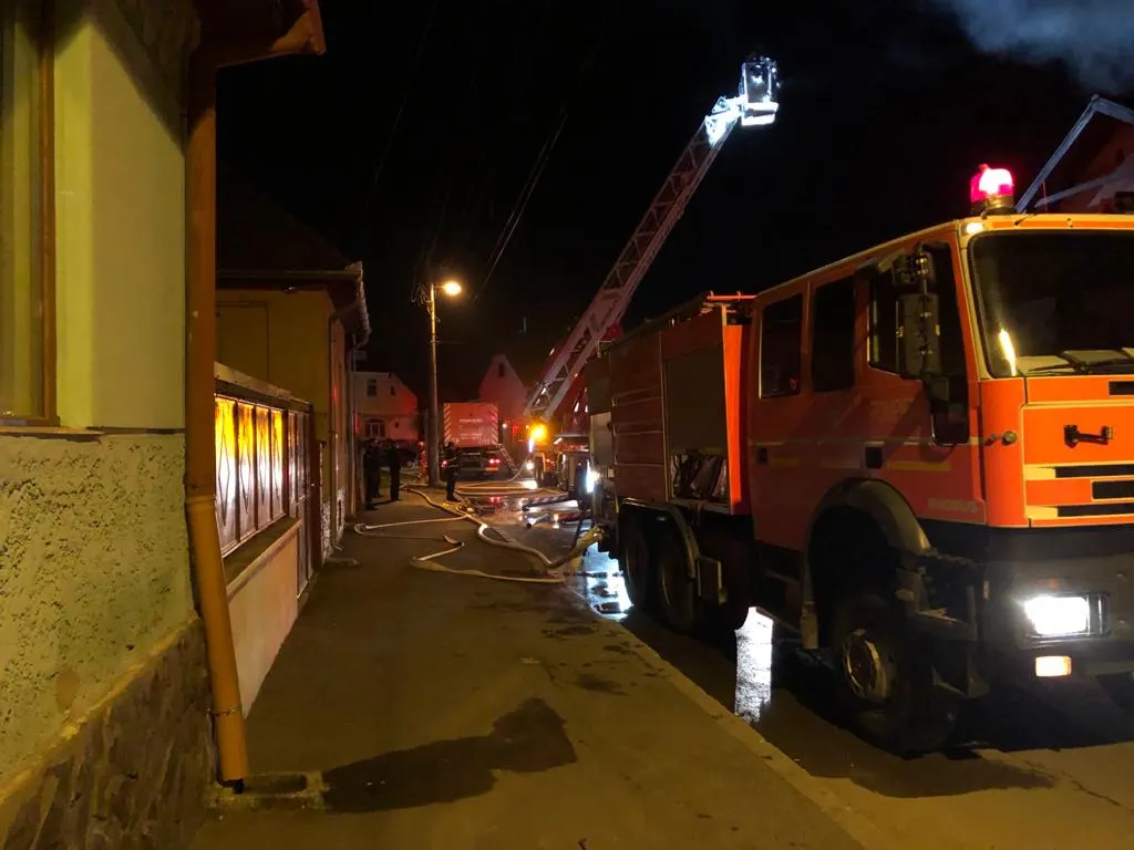 FOTO+VIDEO Casă din Brașov, în flăcări