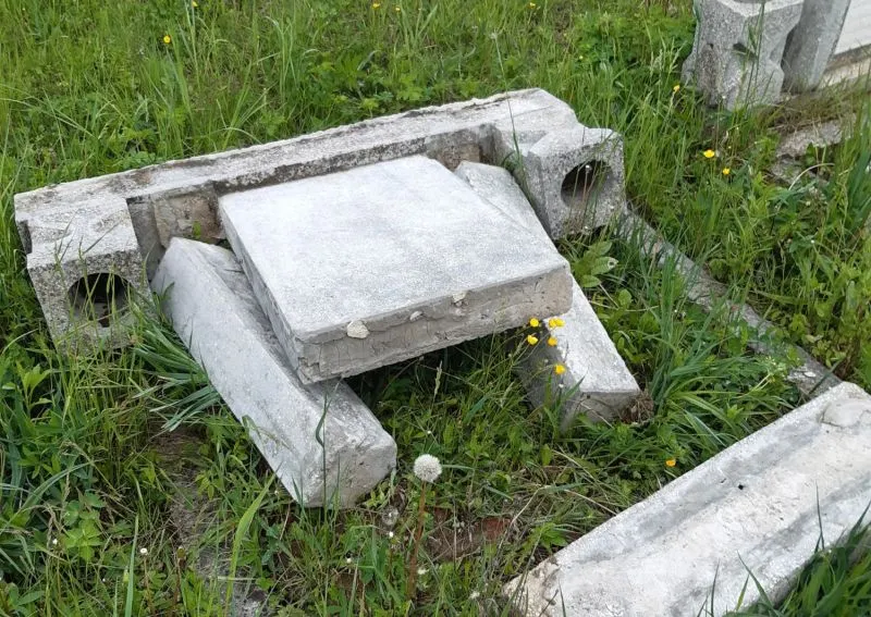 FOTO Vandalism într-un cimitir din județul Brașov! 26 de cruci și morminte au fost distruse!