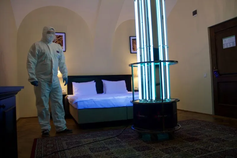 VIDEO+FOTO Vacanță în liniște, fără teama de infectare cu noul coronavirus! Încăperi sterilizate ca în sălile de operație, la un hotel din Brașov!