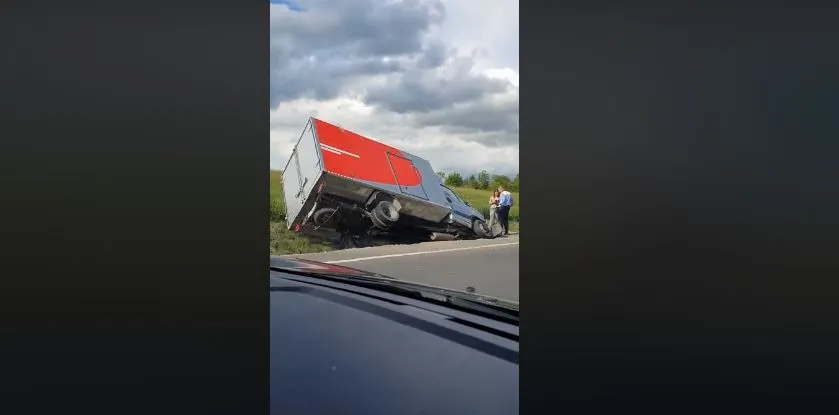 VIDEO Autoutilitară ieșită în decor, pe DN1