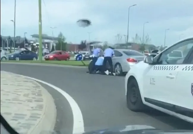 VIDEO Șofer pus la pământ, în trafic, de polițiști!