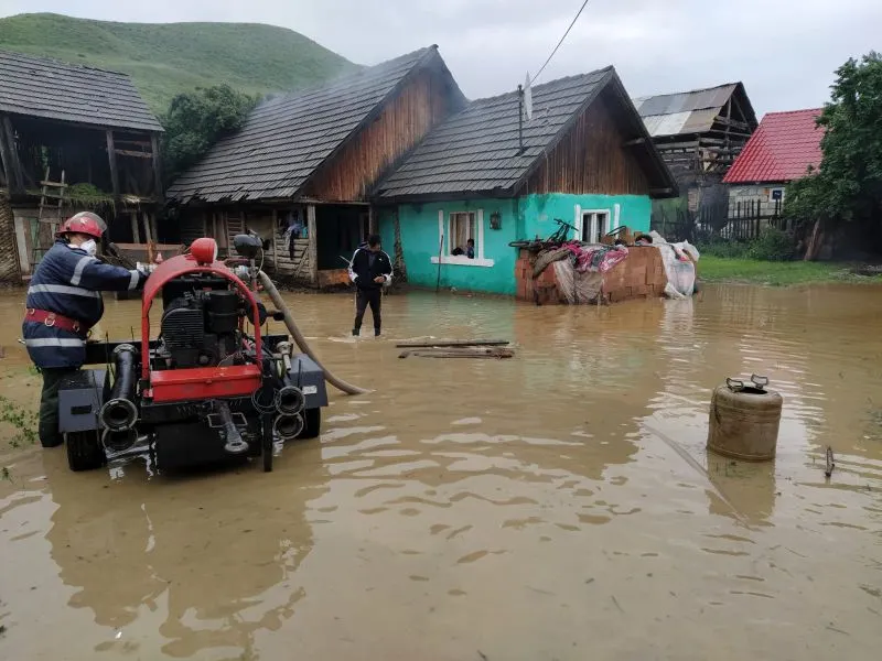 VIDEO+FOTO Inundații și la Teliu