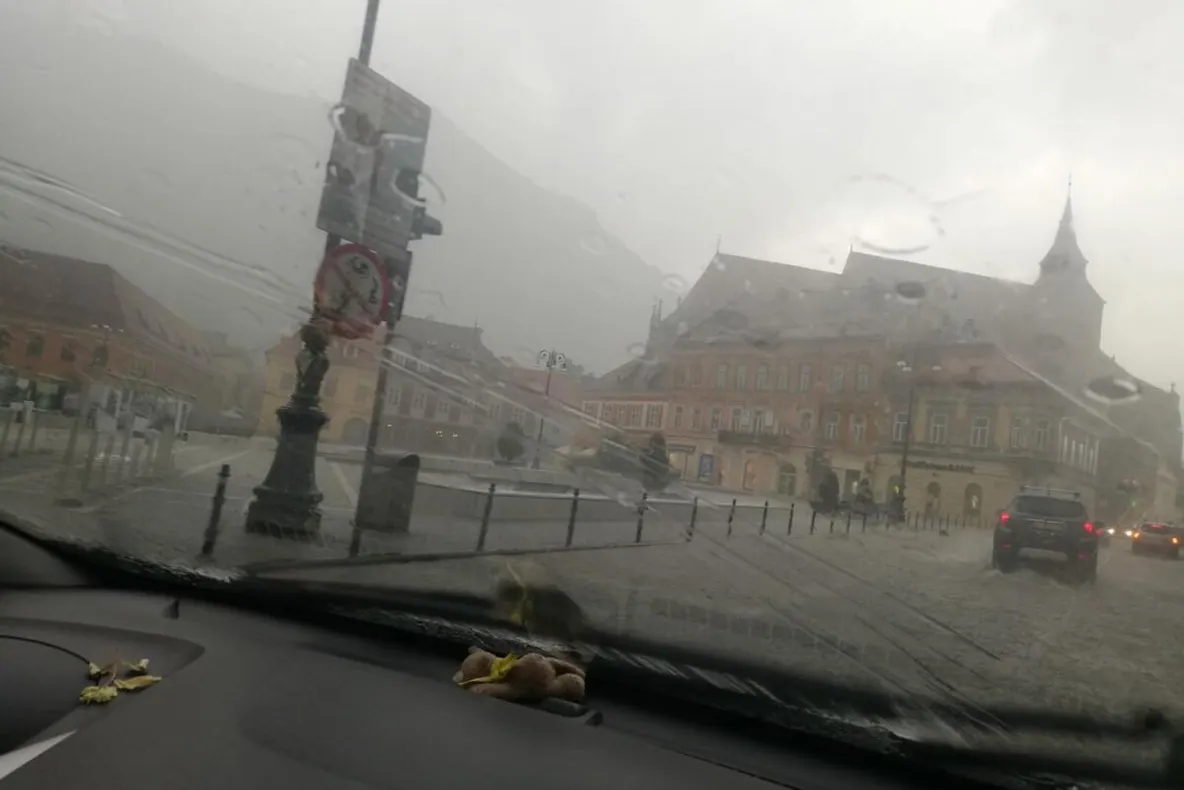 VIDEO O furtună de câteva minute a inundat străzile Braşovului