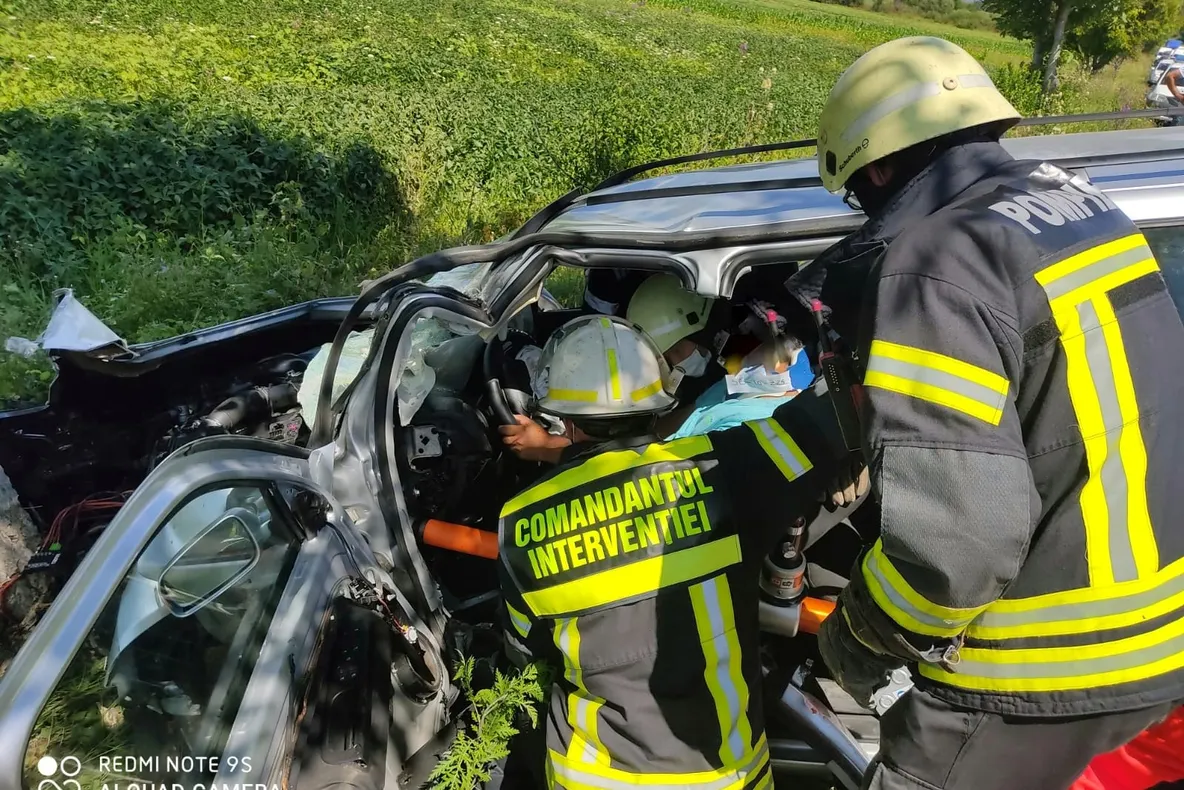 Maşină intrată în copac! (FOTO)