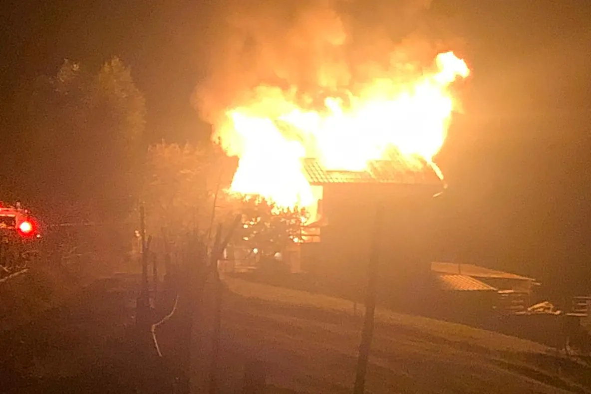 VIDEO A luat foc o casă din satul Peştera