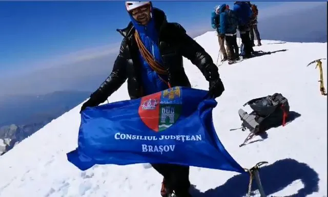 Stema Consiliului Județean Brașov, pe Vârful Mont Blanc