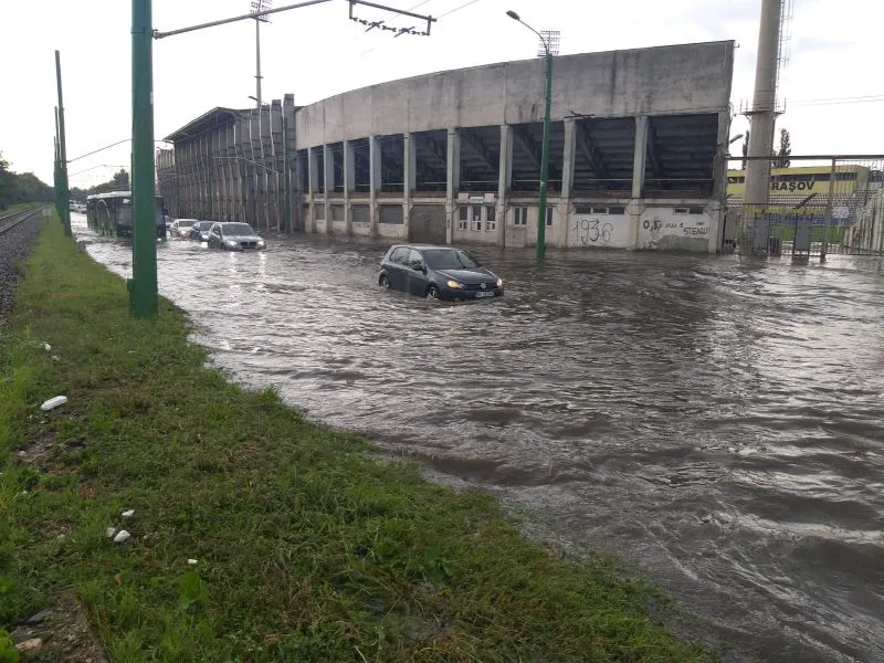 VIDEO Străzile din Brașov, INUNDATE, din nou!