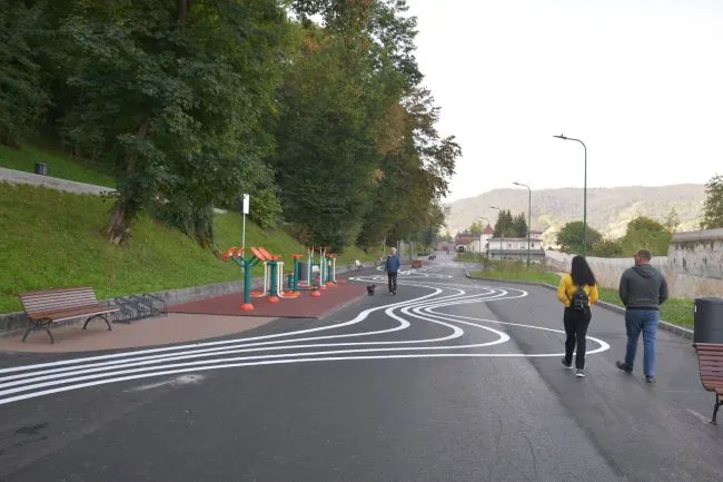FOTO + VIDEO Aleea de sub Tâmpa a fost transformată în loc de promenadă