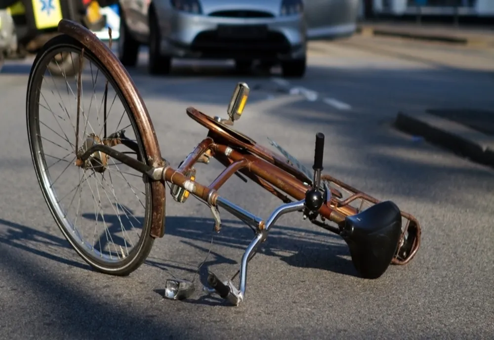 Biciclist accidentat de o mașină
