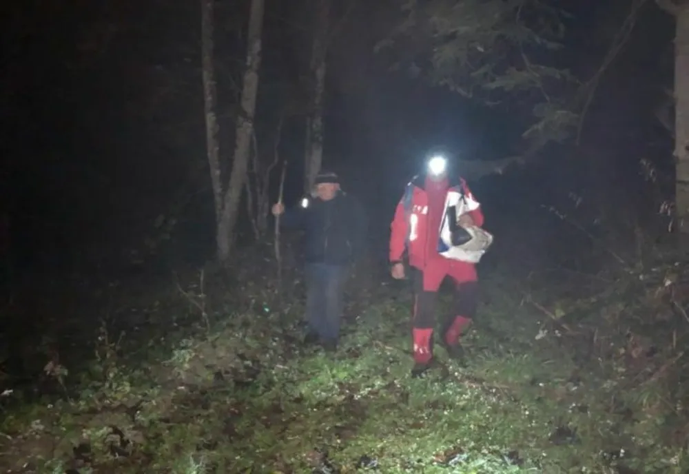 Salvamontiștii din Săcele au ajutat o persoană vârstnică, pierdută pe munte!