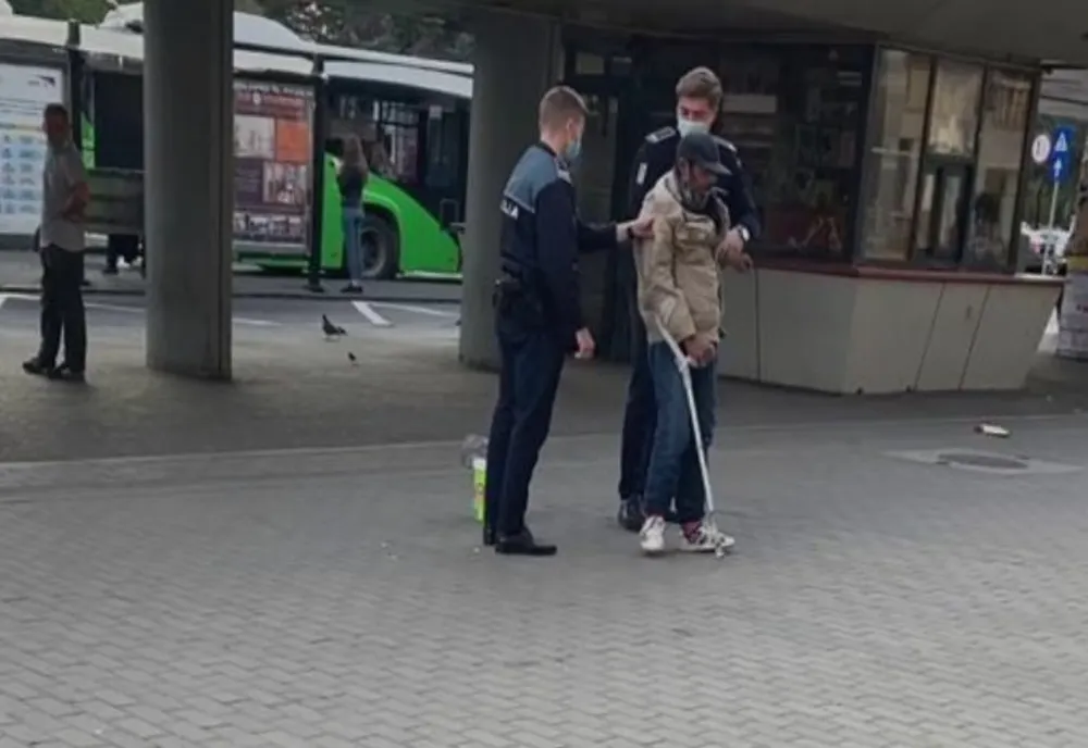 Persoană cu dizabilități bruscată în Gara Brașov (VIDEO)