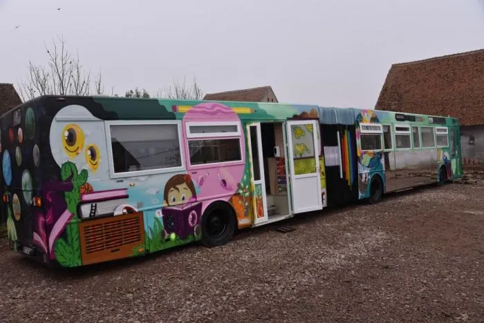 FOTO Autobuzul scos din circulație și transformat radical într-un adevărat hub educațional este pregătit să își primească elevii
