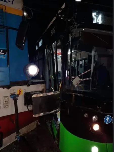 Un autobuz a fost lovit de o locomotivă!