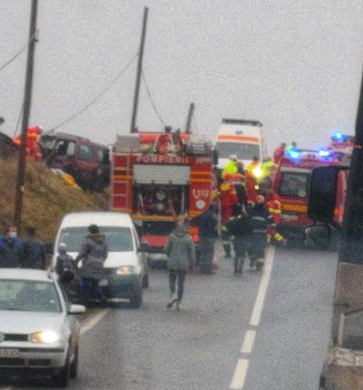 FOTO+VIDEO Două persoane și-au pierdut viața în accidentul de lângă Făgăraș! Alte 4 sunt rănite!