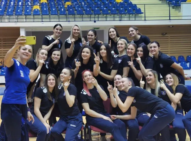Handbalistele de la Corona Brașov debutează, mâine, în noul sezon competițional