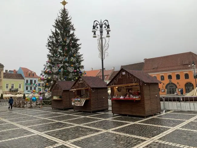 FOTO+VIDEO Târg de Crăciun de pandemie, în Piața Sfatului