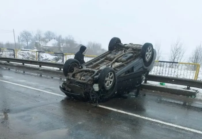 Un şofer băut s-a răsturnat cu maşina!