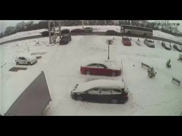 VIDEO Momentul în care un autobuz produce un accident rutier în lanț, la Cristian!