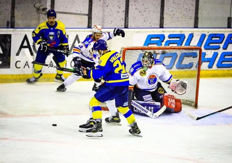 HOCHEI: Corona Wolves Brașov este în semifinalele Erste Liga!!!!