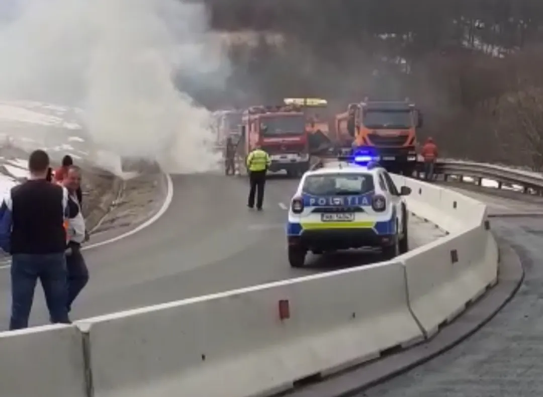 Dubă cuprinsă de flăcări (VIDEO)