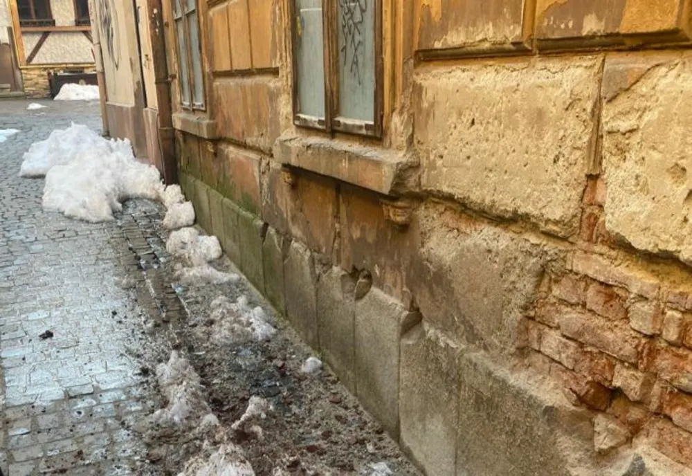 Amenzi de 5.000 de lei pentru doi proprietari care și-au lăsat în paragină clădirile!