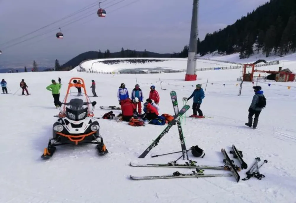 VIDEO Schior DECEDAT pe pârtie, în Poiana Brașov! A fost resuscitat mai bine de o oră!