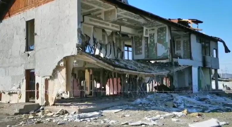 FOTO+VIDEO Plafonul unui centru social din Făgăraș s-a prăbușit