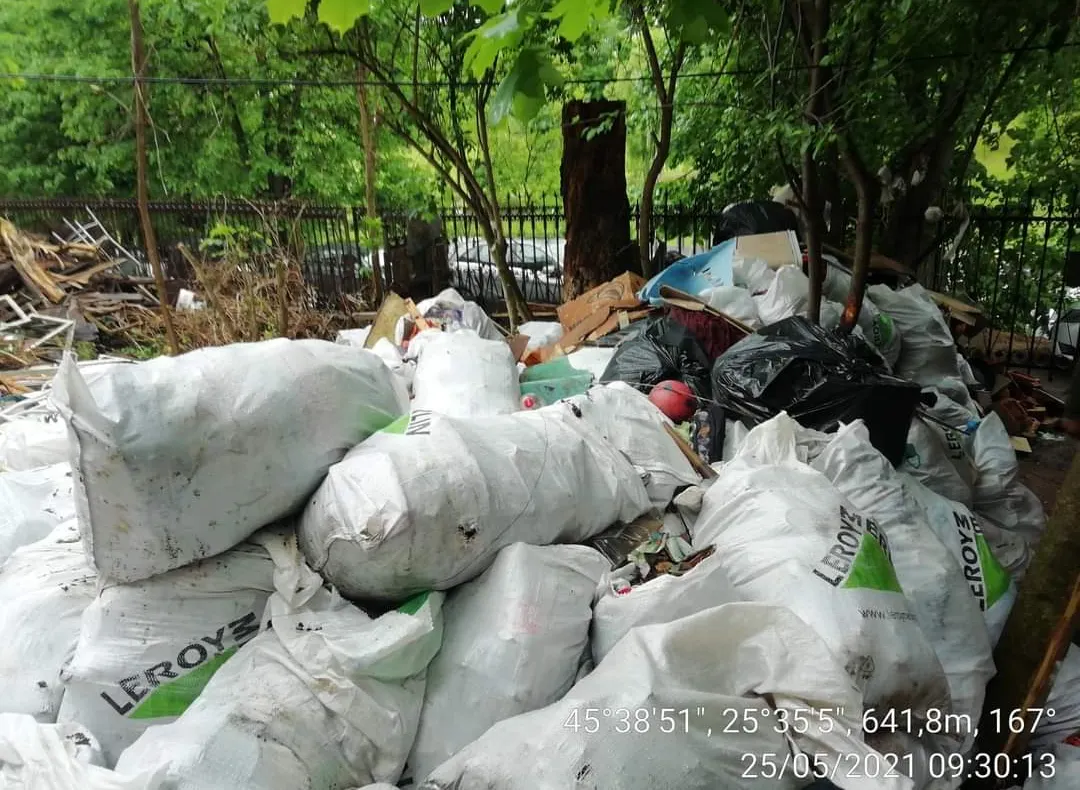 FOTO Clădire transformată în focar de infecție de oamenii străzii