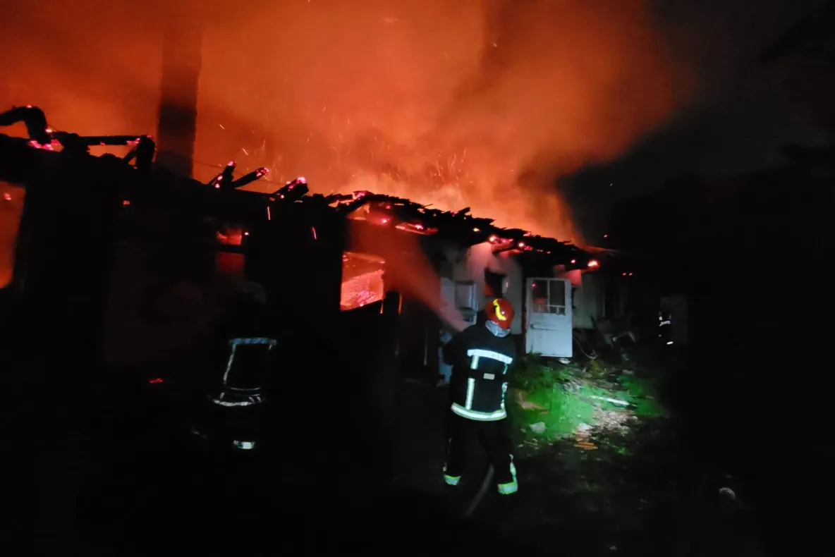 Incendiu, aseară, la o casă din Ticuşul Vechi