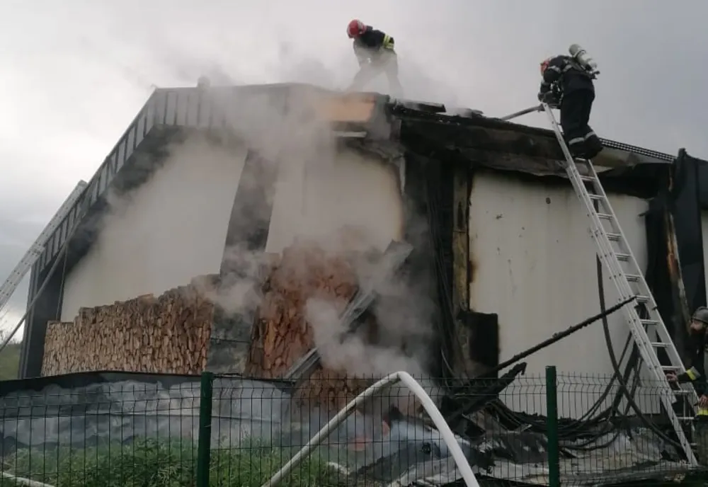 Arde sala de conferințe a unui hotel!