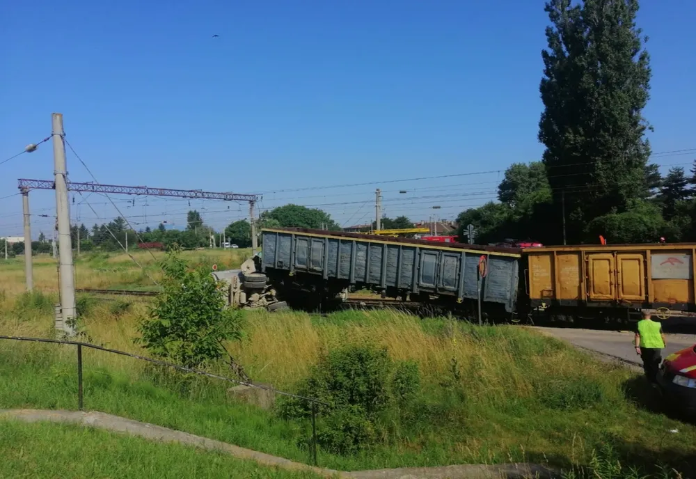 Autocamion lovit de tren, în municipiul Brașov!