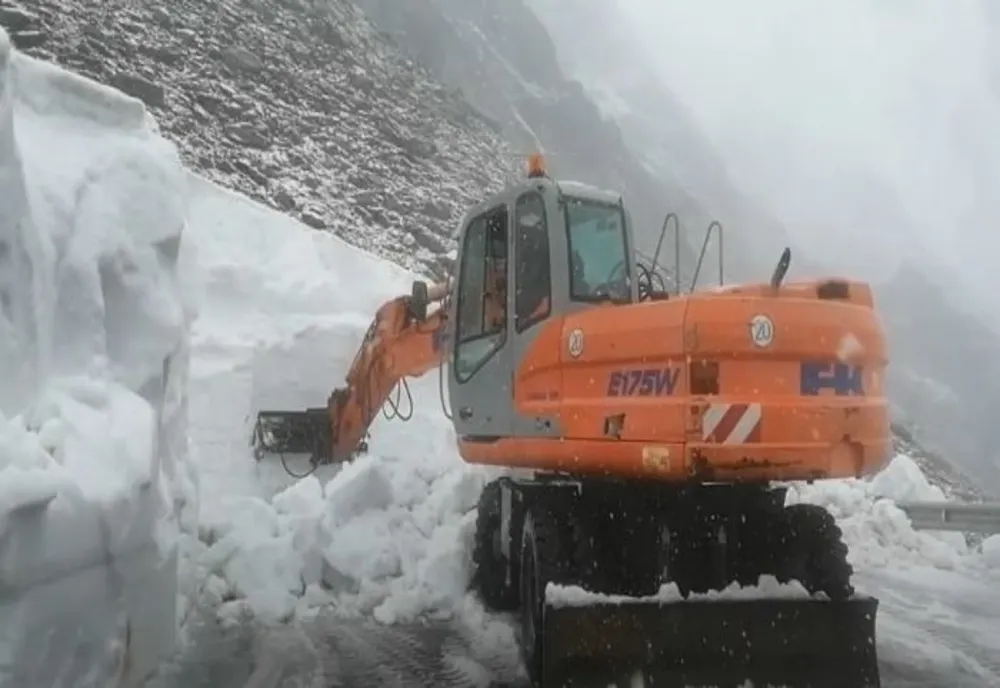 VIDEO Continuă deszăpezirea Transfăgărășanului