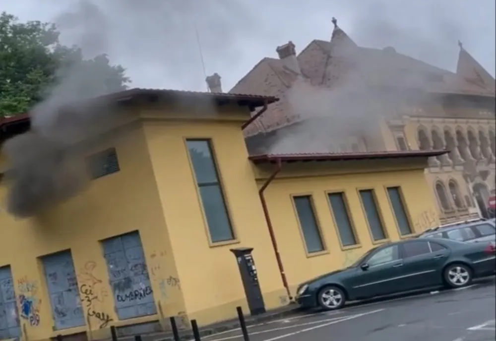 Arde un transformator din Livada Poştei! Zeci de locuințe, fără curent electric!