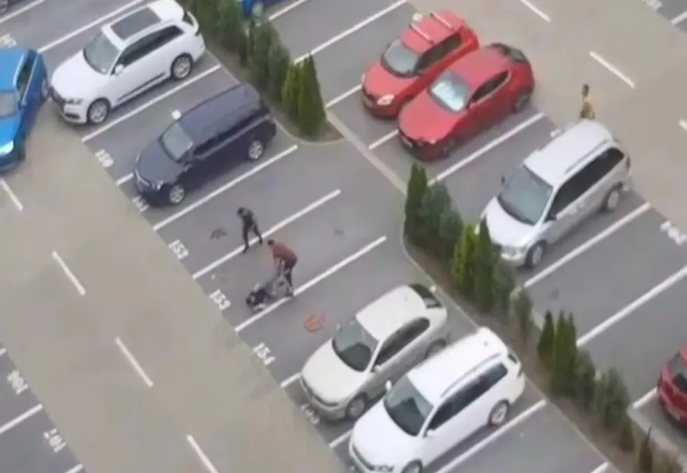 VIDEO Agresori filmați în timp ce băteau un tânăr! Au fost prinşi imediat de jandarmi!