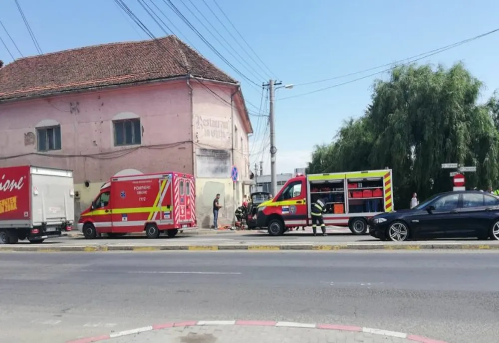 O mașină a intrat într-un zid, la Ghimbav