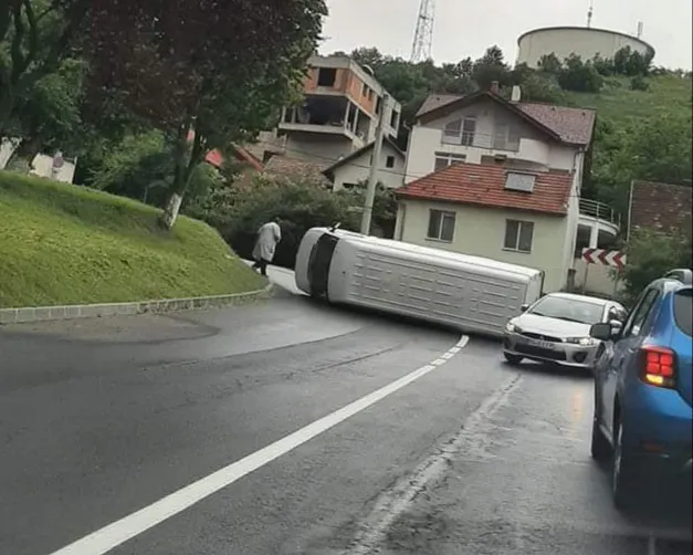 Autoutilitară răsturnată pe Dobrogeanu Gherea