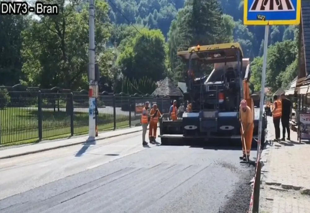 Astăzi se termină asfaltările pe DN73, la Bran! (VIDEO)