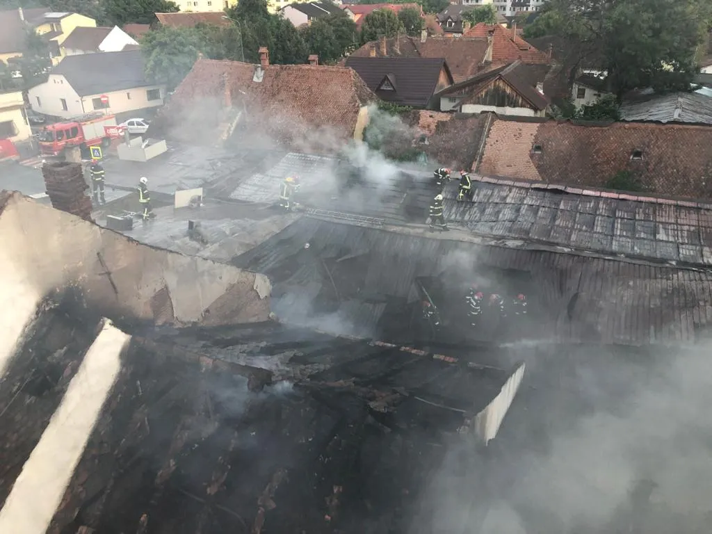 FOTO A luat foc un restaurant din Braşov! Incendiul s-a extins!
