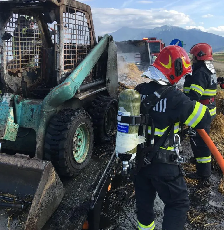 VIDEO+FOTO Camion în flăcări, între Cristian şi Râşnov