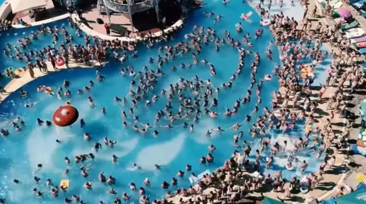 VIDEO Imagini fabuloase, horă în piscină cu 5.000 de oameni, la un complex din Brașov