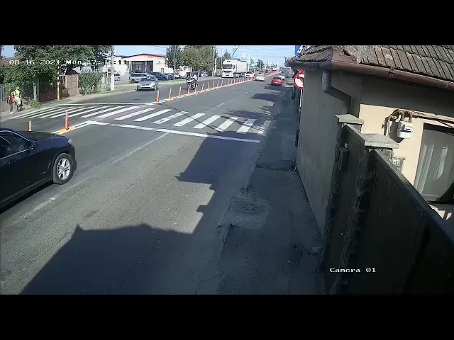 VIDEO Momentul în care doi pietoni sunt loviți, pe trecere, de un taxi!