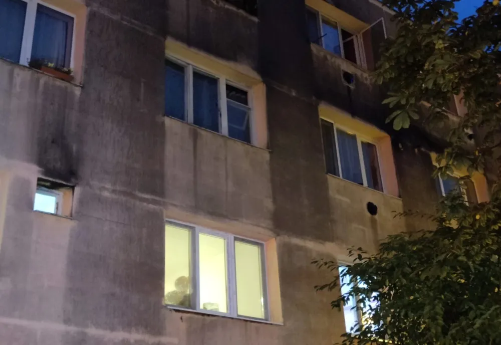 Un mort şi peste 30 de persoane evacuate în urma unui incendiu la un bloc din Braşov!