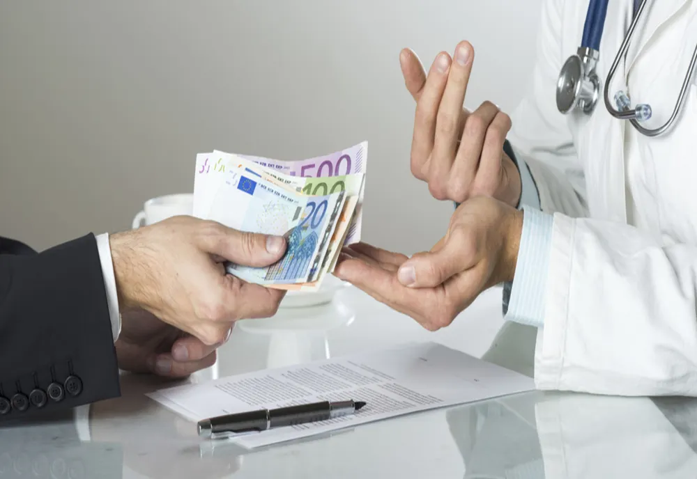 Medicul cardiolog braşovean acuzat că a luat mită 10.000 de lei a ieşit din închisoare!