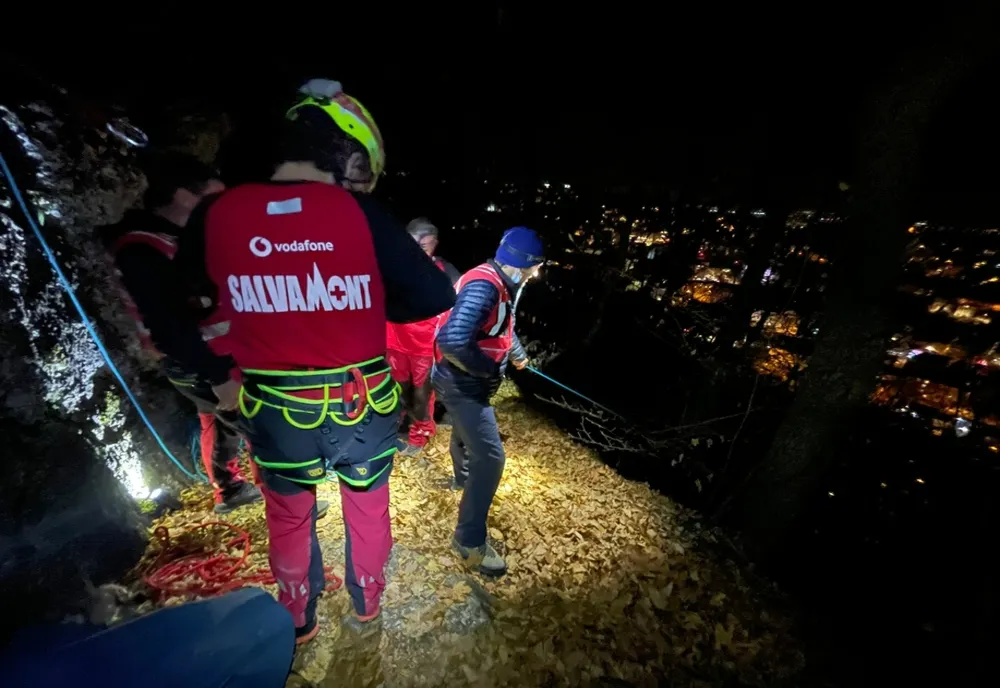 VIDEO Autoritățile din Braşov, mobilizare generală pentru salvarea unui bărbat băut, care s-a rănit pe munte!