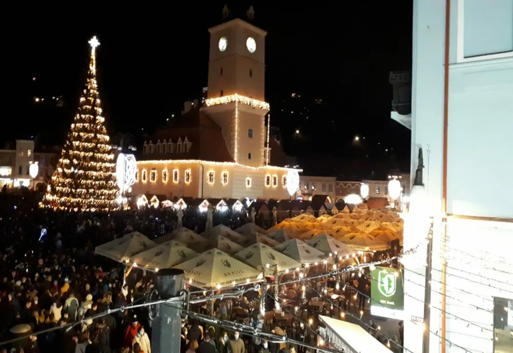 VIDEO Iluminatul de sărbătoare a fost aprins în Piața Sfatului!