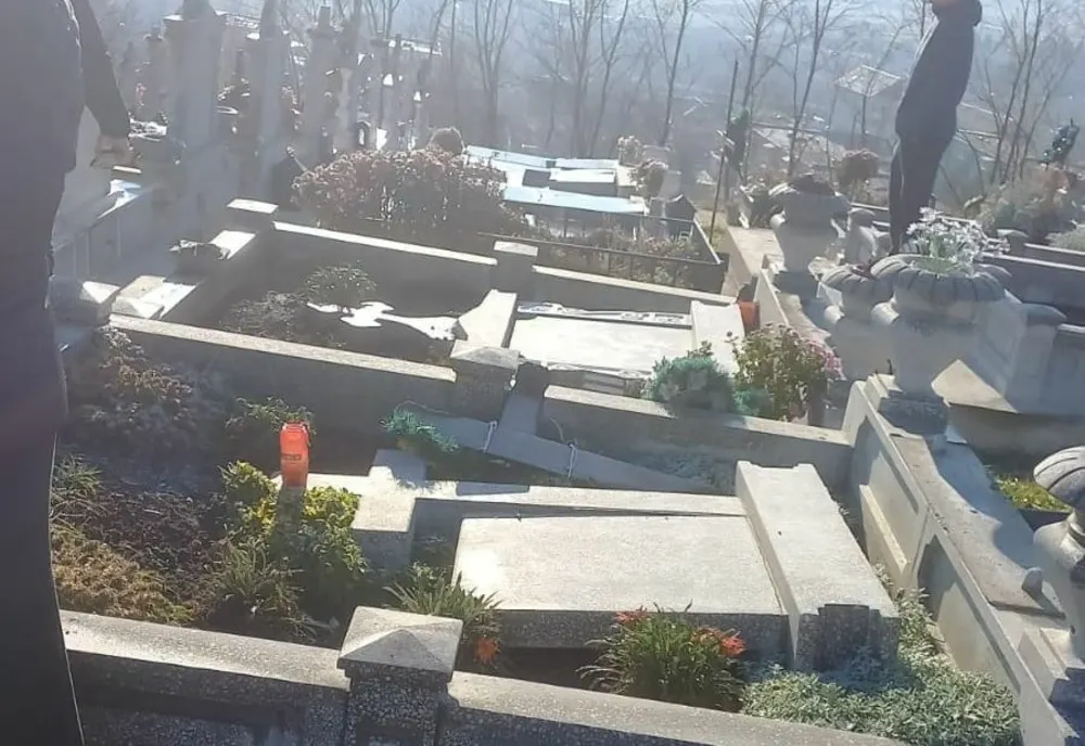 Profanare de morminte, la Zărnești! Poliția a deschis dosar penal!